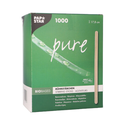In einer grünen Box mit der Aufschrift „PAPSTAR ‚pure‘“ der PAPSTAR GmbH befinden sich 1000 splitterfreie Rührstäbchen aus Birkenholz mit einer Länge von je 17,8 cm, auf deren Vorderseite der Aufdruck „biobased“ in verschiedenen Sprachen und ein senkrecht stehendes Holzstäbchen abgebildet ist.