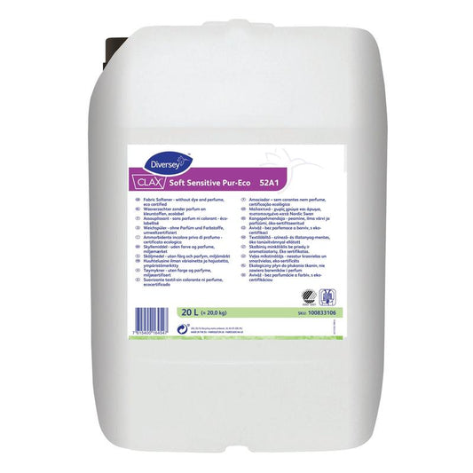 Ein weißer 20-Liter-Kanister von Diversey Clax Soft Sensitive Pur-Eco, einem umweltzertifizierten, parfüm- und farbstofffreien Weichspüler von Diversey Deutschland GmbH & Co. OHG, mit einem violett-weißen Etikett mit Produktinformation.