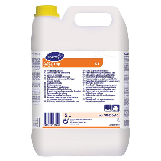 Ein weißer 5-Liter-Kunststoffkanister von Diversey Deutschland Suma Dip K1, einem flüssigen, chlorhaltigen Tauchreiniger für professionelles Geschirr, ist mit einem gelben Verschluss und mehrsprachigen Produktinformationen, Anwendungshinweisen und Sicherheitshinweisen auf dem Etikett versehen.