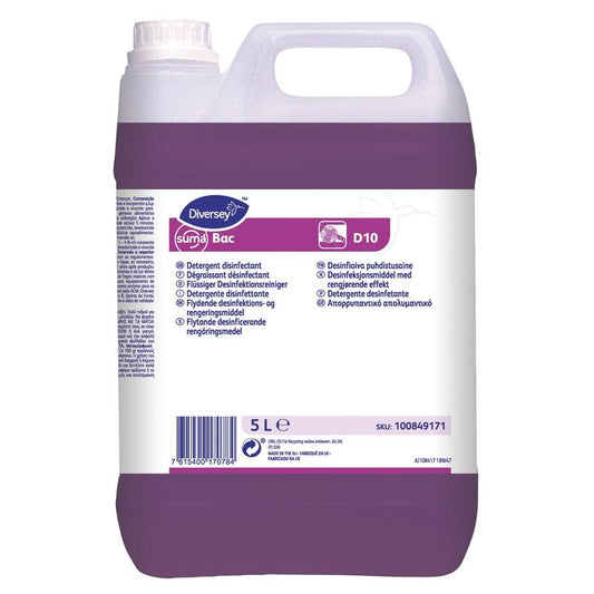 Ein 5-Liter-Kunststoffbehälter mit Suma Bac D10 Desinfektionsreiniger der Diversey Deutschland GmbH & Co. OHG mit violetter Flüssigkeit, ausgestattet mit einem Tragegriff und einem Etikett mit Produktdetails und Gebrauchsanweisungen.