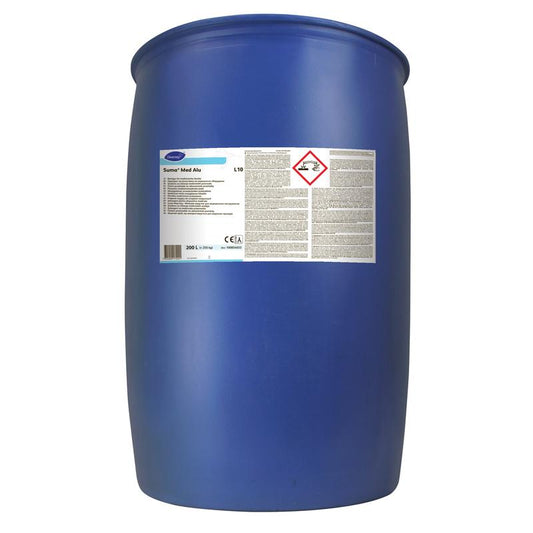 Ein großes blaues Kunststofffass (200 l) von Suma Med Alu der Diversey Deutschland GmbH & Co. OHG, rezepturgleich zu Suma Jade Pur-Eco L8, für Geschirrspülwagen, hat ein weißes Etikett mit Text und einem Symbol für ätzende Stoffe; aufrecht stehend auf weißem Hintergrund abgebildet.