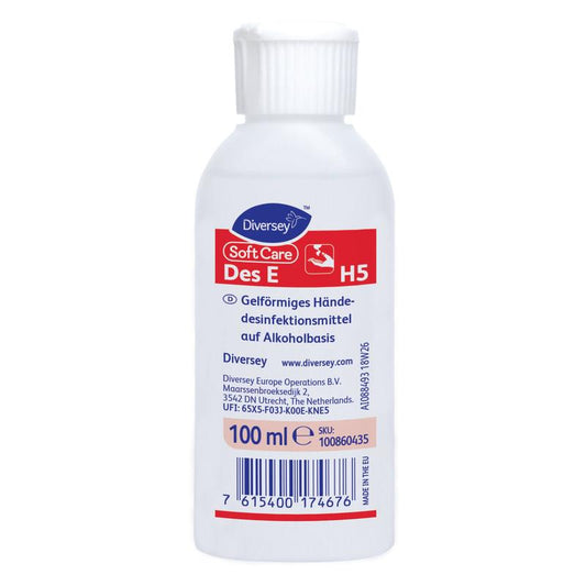 Eine weiße 500-ml-Flasche Soft Care Des E, VAH-gelistetes, gelförmiges Händedesinfektionsmittel von Diversey Deutschland GmbH & Co. OHG, mit einem rot-weißen deutschen Etikett und einem blauen Barcode am Boden.