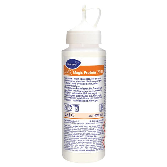 Eine 500 ml Dosierflasche von Diversey Clax Magic Protein Fleckenentferner für Blut, Eiweiß, Nahrungsmittel und Gras mit Tüllenverschluss und mehrsprachigem Etikett von Diversey Deutschland GmbH & Co. OHG.
