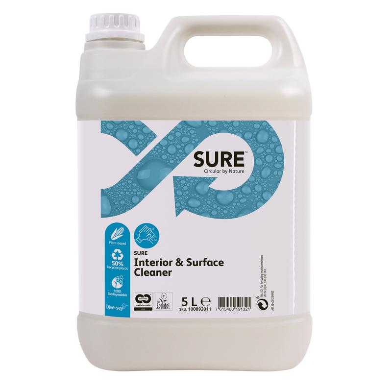 Ein 5-Liter-Kunststoffbehälter SURE Interior & Surface Cleaner, Allzweckreiniger von Diversey Deutschland GmbH & Co. OHG, mit Tragegriff und Schraubverschluss; das Etikett zeigt den Markennamen, ein blaues Design und Symbole für pflanzliche, biologisch abbaubare Inhaltsstoffe.