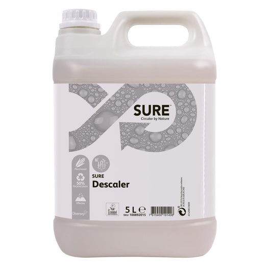Ein weißer 5-Liter-Kunststoffbehälter mit SURE Entkalker, Entkalker von Diversey Deutschland GmbH & Co. OHG, mit Schraubverschluss, Blasendesign, umweltfreundlichem Etikett und geeignet für professionelle Reinigungsanforderungen auf der Vorderseite.