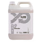 Ein weißer 5-Liter-Kunststoffbehälter mit SURE Entkalker, Entkalker von Diversey Deutschland GmbH & Co. OHG, mit Schraubverschluss, Blasendesign, umweltfreundlichem Etikett und geeignet für professionelle Reinigungsanforderungen auf der Vorderseite.