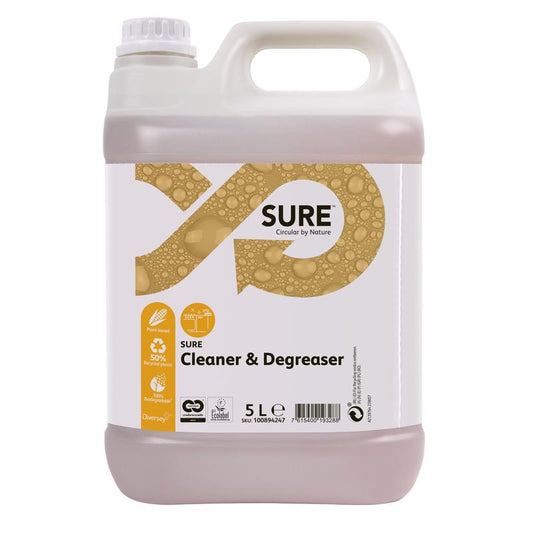 Ein 5-Liter-Kunststoffbehälter mit SURE Cleaner & Degreaser, Fettlöser, für wasserfeste Oberflächen von Diversey Deutschland GmbH & Co. OHG, mit weißem Etikett mit goldenen Blasen, schwarzen Produktinformationen und Logo, weißem Schraubverschluss und Griff.