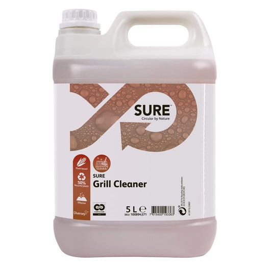 Ein 5-Liter-SURE-Grillreiniger aus Kunststoff von Diversey Deutschland GmbH & Co. OHG mit Griff, Schraubverschluss und einem braun-weißen Etikett mit Produktname, Markenlogo, Verwendungssymbolen und Recyclinginformationen für eine effektive Reinigung eingebrannter Rückstände.
