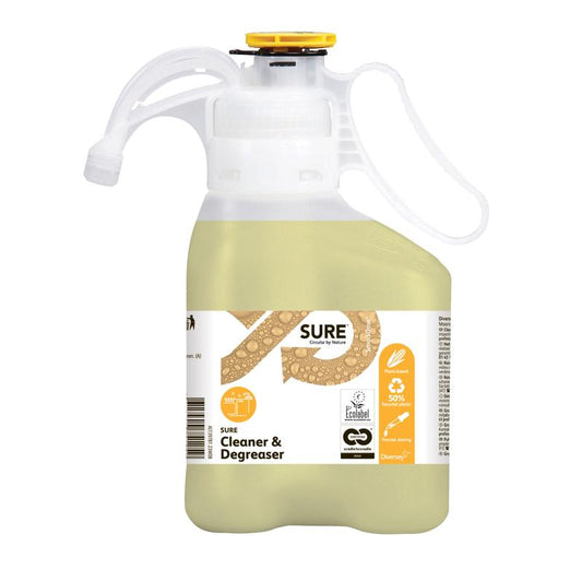 Ein 1400 ml weißer und klarer Kunststoffbehälter von SURE Cleaner & Degreaser SD von Diversey Deutschland GmbH & Co. OHG, mit gelbem Deckel/Griff, verfügt über ein Etikett mit Info- und Recyclingsymbolen; die biologisch abbaubare Formel ist ein effektiver Fettlöser für wasserfeste Oberflächen.