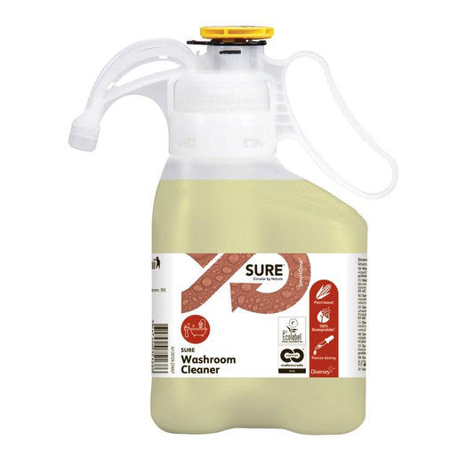 Ein Kunststoffbehälter mit SURE Washroom Cleaner (Sanitärreiniger) von Diversey Deutschland GmbH & Co. OHG verfügt über einen Griff, einen gelben Deckel, Umwelt- und Zertifizierungssymbole auf dem Etikett und enthält eine hellgelbe Flüssigkeit.