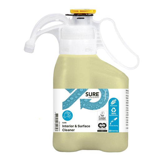 Ein hellgelber SURE Interior & Surface Cleaner Allzweckreiniger von Diversey Deutschland GmbH & Co. OHG in einer griffigen Kunststoffflasche mit Messkappe; etikettiert als umweltfreundlich mit pflanzlichen Inhaltsstoffen, Ökosymbolen, und Anwendungshinweisen.