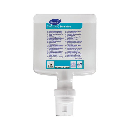 Eine klare Flasche Soft Care Sensitive Milde Handwaschlotion ohne Parfüm und Farbstoffe von Diversey Deutschland GmbH & Co. OHG mit Spenderverschluss, blau-weißem mehrsprachigem Etikett. Geeignet für empfindliche Haut.
