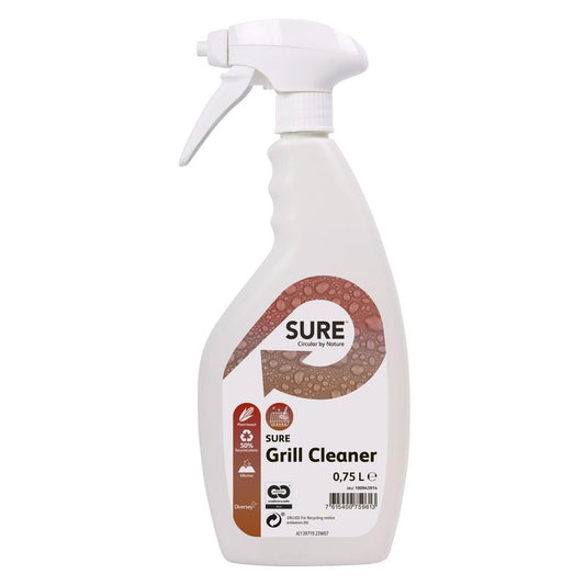 Eine weiße 0,75-l-Sprühflasche SURE Grill Cleaner von Diversey Deutschland GmbH & Co. OHG mit gebogenem Griff und Auslösedüse; Das Etikett zeigt Blasen, umweltfreundliche Symbole und Informationen zur effektiven Reinigung eingebrannter Rückstände.