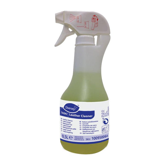 Der TASKI Lederreiniger von Diversey Deutschland GmbH & Co. OHG in der 500-ml-Sprühflasche mit weiß-blauem Etikett ist ideal, um Ledermöbel zu reinigen und ihre natürliche Schönheit und Geschmeidigkeit zu erhalten.