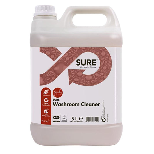 Ein 5-Liter-Kunststoffbehälter von SURE Washroom Cleaner Sanitärreiniger von Diversey Deutschland GmbH & Co. OHG, mit weißem Gehäuse und Deckel, brauner Blasenetikettengrafik, hygienischen Sauberkeitsvorteilen und einer biologisch abbaubaren Formel.