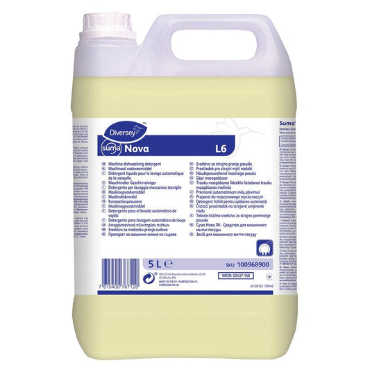 Ein 5-Liter-Kunststoffbehälter mit Suma Nova L6, einem flüssigen, chlor- und NTA-freien Maschinengeschirrspülmittel für hartes Wasser von Diversey Deutschland GmbH & Co. OHG, mit weißem Deckel und Tragegriff; mit mehrsprachiger Gebrauchsanweisung auf dem Etikett.