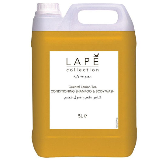 Ein durchsichtiger 5-Liter-Kanister mit weißem Deckel, gefüllt mit gelber Flüssigkeit. Auf dem Etikett steht "LAPĒ Collection Oriental Lemon Tea Shampoo & Body Wash, Duschgel & Shampoo mit orientalischem Duft" von Diversey Deutschland GmbH & Co. OHG.