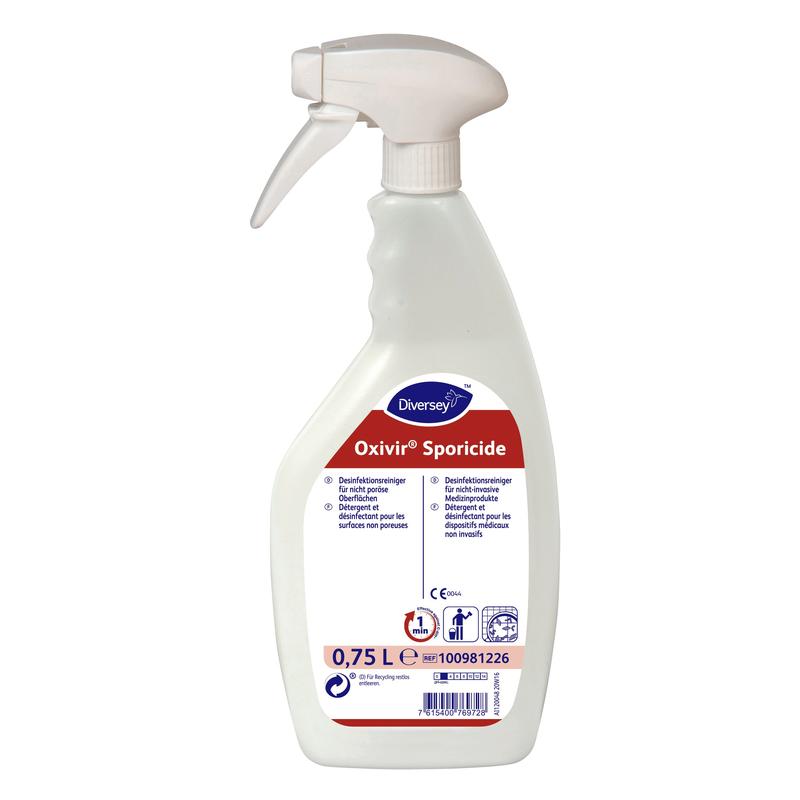 Der 750 ml Oxivir Sporicide Desinfektionsreiniger mit AHP von Diversey Deutschland kommt gebrauchsfertig in einer weißen Sprühflasche mit Schaumsprüher, rot/weißem Etikett, Gefahrensymbolen und weißem Auslöser für eine effektive Desinfektion.