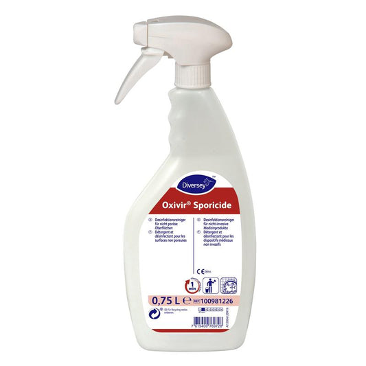 Der 750 ml Oxivir Sporicide Desinfektionsreiniger mit AHP von Diversey Deutschland kommt gebrauchsfertig in einer weißen Sprühflasche mit Schaumsprüher, rot/weißem Etikett, Gefahrensymbolen und weißem Auslöser für eine effektive Desinfektion.