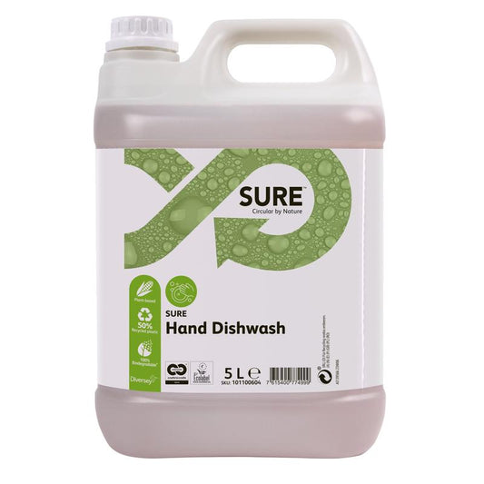 Ein 5-Liter-Kunststoffbehälter SURE Hand Dishwash, Handgeschirrspülmittel von Diversey Deutschland GmbH & Co. OHG mit weißem Deckel und einem grün-weißen Etikett mit Blasen, einem kreisförmigen Pfeil, Produktinformationen und Hinweisen auf die effektive Fettlösekraft.