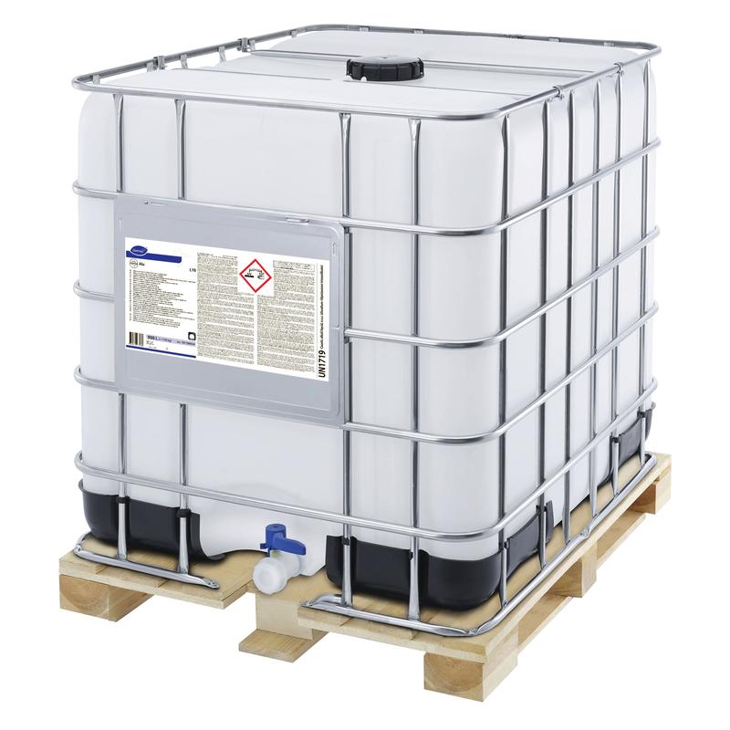 Ein großer weißer Diversey Suma Alu L10 IBC-Tank der Diversey Deutschland GmbH & Co. OHG, mit Metallkäfig, Holzpalettenboden, Gefahrenhinweis und Infoblatt auf der Vorderseite sowie blauem Ausguss unten.