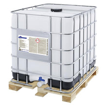 The Suma Tera L56 IBC (950 l) from Diversey Deutschland GmbH & Co. OHG is a large, white plastic container in a metal cage on a pallet, ideal for commercial kitchens and the storage of highly concentrated dishwashing detergent for hard water. Includes blue spout and black lid.