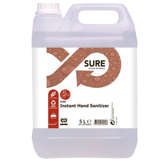 Ein 5-Liter-Behälter aus durchsichtigem Kunststoff mit SURE Instant Hand Sanitizer, Händedesinfektion von Diversey Deutschland GmbH & Co. OHG, verfügt über ein weißes Etikett mit braunem Design, Produktnamen, Markenlogo, Funktionssymbolen und einer Kappe oben links. Ideal für effektive Keimbekämpfung.