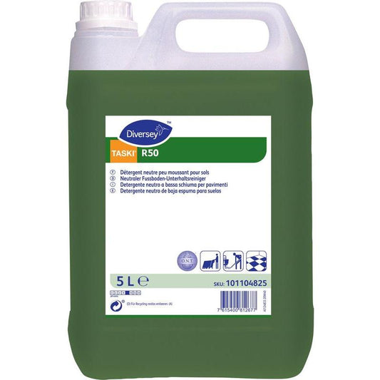 Ein 5-Liter-Behälter aus grünem Kunststoff mit weißem Deckel, beschriftet mit „Diversey TASKI R50, Fußbodenunterhaltsreiniger“ der Diversey Deutschland GmbH & Co. OHG. Schaumarmes, neutrales Bodenreinigungsmittel mit mehrsprachigem Etikett und Barcode.