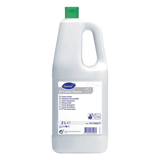 Eine weiße 2-Liter-Plastikflasche Diversey R7 Creme-Reiniger für harte, wasserfeste Oberflächen von Diversey Deutschland GmbH & Co. OHG, mit grünem Verschluss und mehrsprachigen Anweisungen auf dem Etikett.