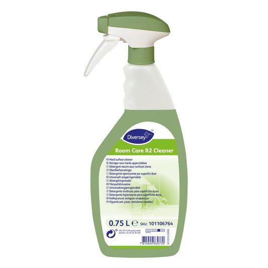 Eine grün-weiße 750-ml-Sprühflasche "Room Care R2 Oberflächenreiniger" von Diversey Deutschland GmbH & Co. OHG, mit einem mehrsprachigen Etikett mit Barcode und SKU 101106764 am Boden.