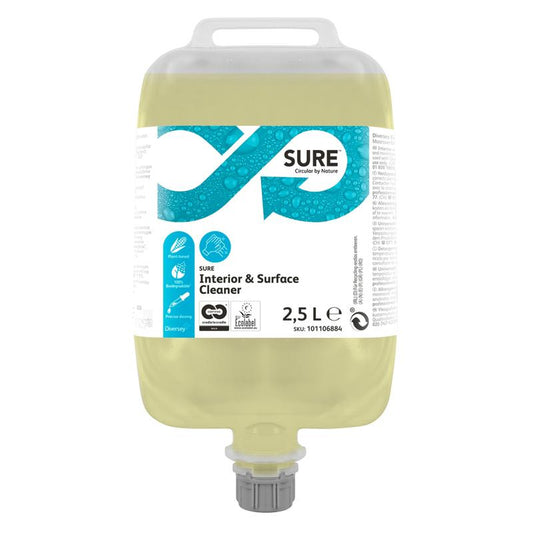 Der 2,5-Liter-Behälter des SURE Interior & Surface Cleaner Allzweckreiniger von Diversey Deutschland GmbH & Co. OHG zeichnet sich durch pflanzliche Inhaltsstoffe, eine gelbe Flüssigkeit, öko-zertifizierte weiß-blaue Etiketten sowie Griff und Ausgießer für eine einfache Anwendung aus.