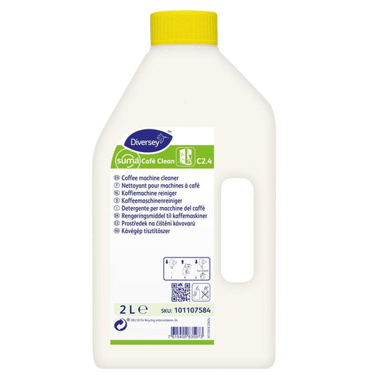 Eine weiße 2-Liter-Kunststoffflasche "Suma Café Clean C2.4, Flüssiger Kaffeemaschinenreiniger, chlorhaltig" der Diversey Deutschland GmbH & Co. OHG, mit gelbem Verschluss und mehrsprachigem Etikett zum Entfernen von Kaffeefett- und Ölablagerungen.