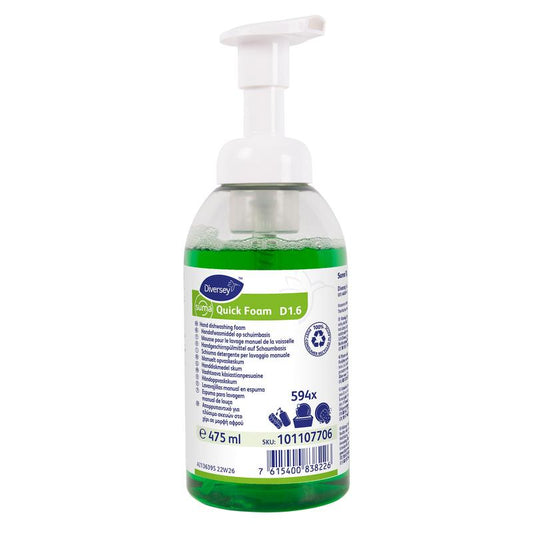 Eine 475 ml klare Pumpflasche Suma Quick Foam D1.6 Handgeschirrspülmittel von Diversey Deutschland GmbH & Co. OHG enthält konzentrierte grüne Schaumseife, die mit einem weiß-blauen Hinweisetikett mit Symbolen und Produktinformation versehen ist.