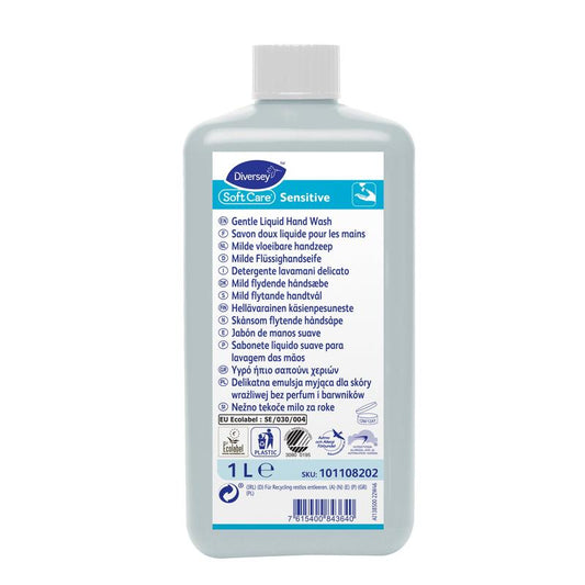 Die 1-Liter-Flasche Soft Care Sensitive der Diversey Deutschland GmbH & Co. OHG verfügt über ein blau-weißes Etikett mit mehrsprachigen Produktinformationen und Anwendungssymbolen und ist somit ideal für empfindliche Haut und die sanfte tägliche Handreinigung.