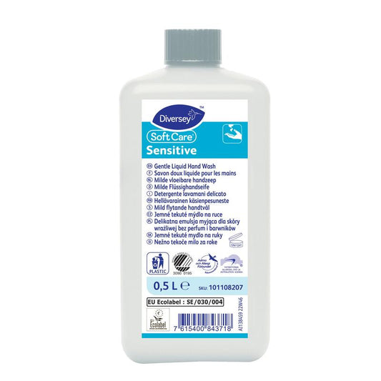 Eine 500-ml-Flasche der Diversey Deutschland GmbH & Co. OHG Soft Care Sensitive Milde Handwaschlotion ohne Parfüm und Farbstoffe verfügt über ein blau-weißes Etikett mit mehrsprachigen Produktinformationen, dermatologischen Tests und Recyclingfähigkeitssymbolen.
