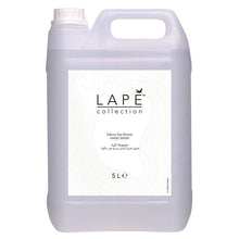Ein 5-Liter-Kanister aus transparentem Kunststoff mit Griff und Schraubverschluss der Diversey Deutschland GmbH & Co. OHG mit der Aufschrift "LAPE Earth Collection Sakura Sea Breeze Hand Wash" ist mit einem weißen Etikett versehen und duftet zart nach Kirschblüten und Meeresbrise.