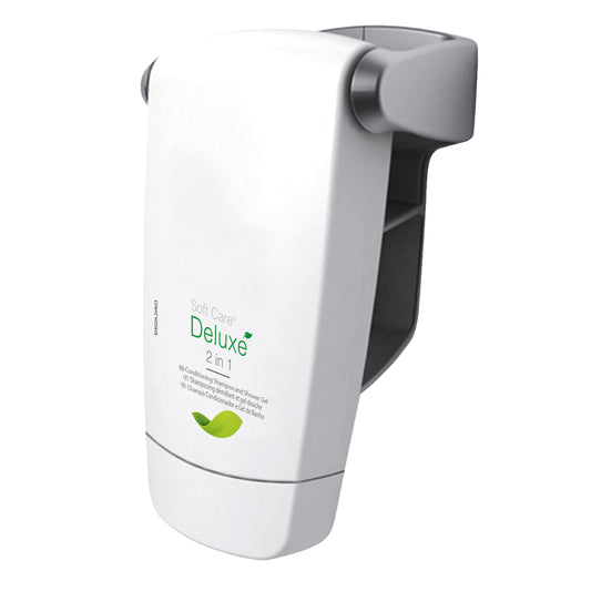Ein weißer, wandmontierter Spender „Soft Care Deluxe 2 in 1, Duschgel & Shampoo“ von Diversey Deutschland GmbH & Co. OHG mit grünem Text, einer Blattgrafik und grauen Akzenten – perfekt für Duschgel oder Shampoo.
