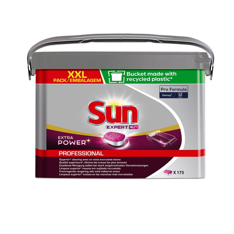 Ein Kunststoffeimer mit SUN Professional All-in-1 Extra Power Tabs von Diversey Deutschland GmbH & Co. OHG, Premium-Spülmaschinentabs (175 Stück), violettes Tablettenbild, grauer Deckel und ein Hinweis, dass der Eimer aus recyceltem Kunststoff hergestellt ist.