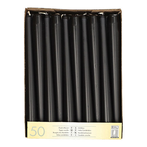 Die Starpak 50 Leuchterkerzen Ø 2,2 cm - 25 cm sind weiße Kerzen mit langer Brenndauer, die aufrecht in einer einzigen Schicht in einer beschrifteten rechteckigen Starpak-Dose angeordnet sind.