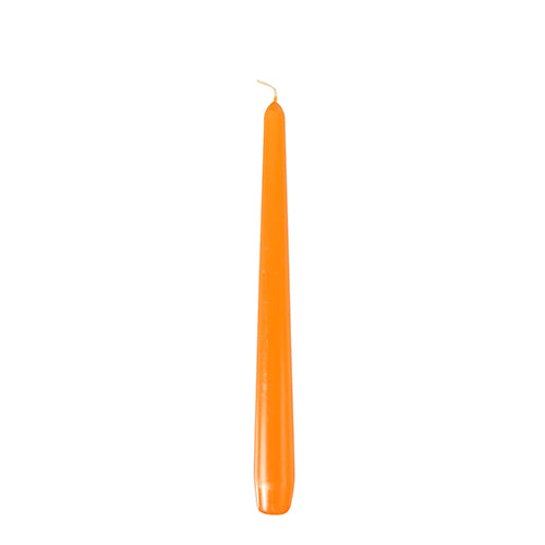 Eine einzelne orangefarbene Starpak Leuchterkerze (Ø 2,2 cm, 25 cm) mit spitzer Spitze und sichtbarem Docht steht aufrecht vor einem schlichten weißen Hintergrund.