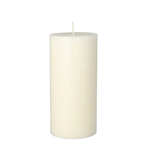 Eine PAPSTAR Stumpenkerze (Ø 70 mm, 150 mm) aus 100% durchgefärbtem Stearin von PAPSTAR GmbH steht mit einem unangezündeten Docht aufrecht vor weißem Hintergrund.