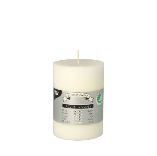 Die PAPSTAR Stumpenkerze (Ø 70 mm, 100 mm) der PAPSTAR GmbH ist eine weiße, durchgefärbte Kerze mit einem Docht, einem grauen mehrsprachigen Etikett mit grünem Zertifizierungslogo, hergestellt aus 100% Stearin. Einfarbig weißer Hintergrund.