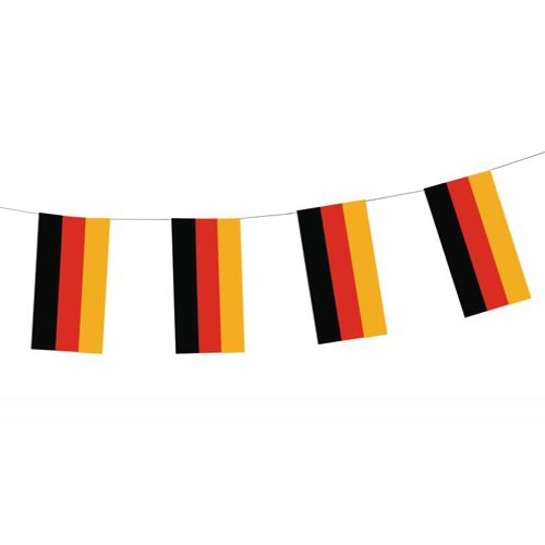 Die PAPSTAR GmbH Flaggenkette „Deutschland“, 4m lang aus schwer entflammbarem Papier, zeigt schwarz-rot-goldene Deutschlandflaggen als perfekte patriotische Dekoration vor weißem Hintergrund.
