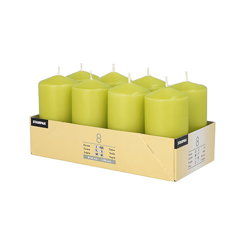 In einer Starpak-Box befinden sich acht grüne Stumpenkerzen (Ø 50 mm, 100 mm), die in zwei Reihen angeordnet sind und an den Seiten Produktetiketten tragen.