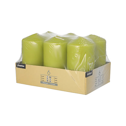 Das Starpak 6 Stumpenkerzen Ø 60 mm · 115 mm Set besteht aus hochwertigen grünen Kerzen, verpackt in klarer Folie und einem Kartontray mit Produktinfos – für extra lange Brenndauer.