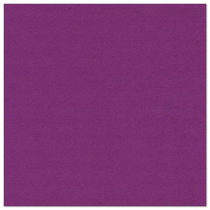 Die PAPSTAR GmbH 50 Servietten "ROYAL Collection" 1/4-Falz, 40 x 40 cm in lila sind einfarbig violette, rechteckige Servietten, die sich vor einem weißen Hintergrund präsentieren.