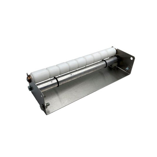 Ein Metallbügel hält eine Duni GmbH Nagelwalze DF25 320x100x68 mit weißen zylindrischen Segmenten, montiert auf zwei Stangen und gesichert mit Endbolzen, ideal für die Befestigung von Nägeln, platziert auf einer flachen Metallunterlage. Packung: 1 Stück.