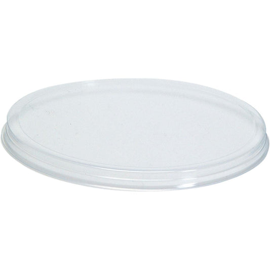 Ein klarer, runder Flacher Deckel für 127724 Transparent PS von Duni GmbH liegt flach auf einem weißen Untergrund. Dieser Deckel mit leicht erhöhtem Rand passt auf transparente PS Becher und kommt in einer Packung von 100 Stück.