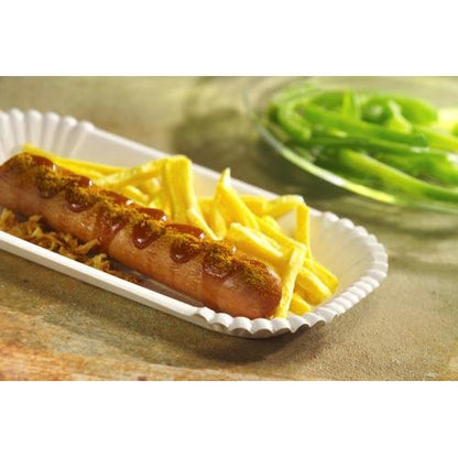 On a PAPSTAR 100 trays, cardboard "pure" square white from PAPSTAR GmbH lies a sausage with curry sauce and fries, with sliced green peppers in a glass bowl in the background - ideal for environmentally friendly catering.