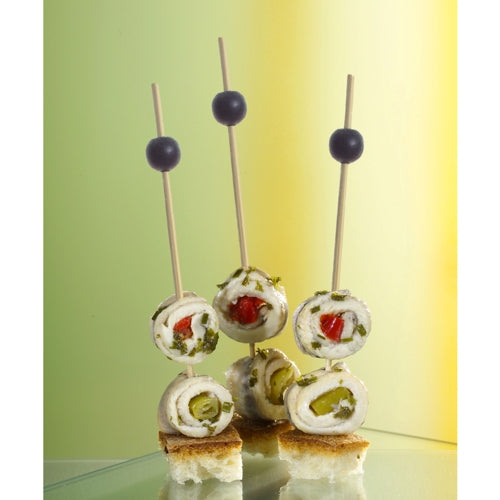 Drei PAPSTAR 250 Fingerfood-Picker der PAPSTAR GmbH halten Käse-, Kräuter- und Gemüsebrötchen auf Brotwürfeln, jeweils garniert mit einer schwarzen Olive. Der sanft beleuchtete Hintergrund ist in Grün- und Gelbtönen gehalten.